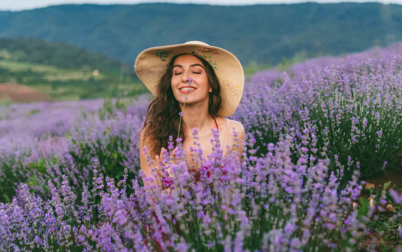 Mujer de pie en un campo de lavanda